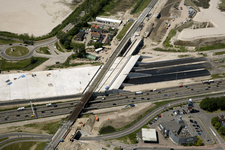 802466 Luchtfoto van de werkzaamheden aan de noordelijke tunnelingang van de landtunnel in de autosnelweg A2 te ...